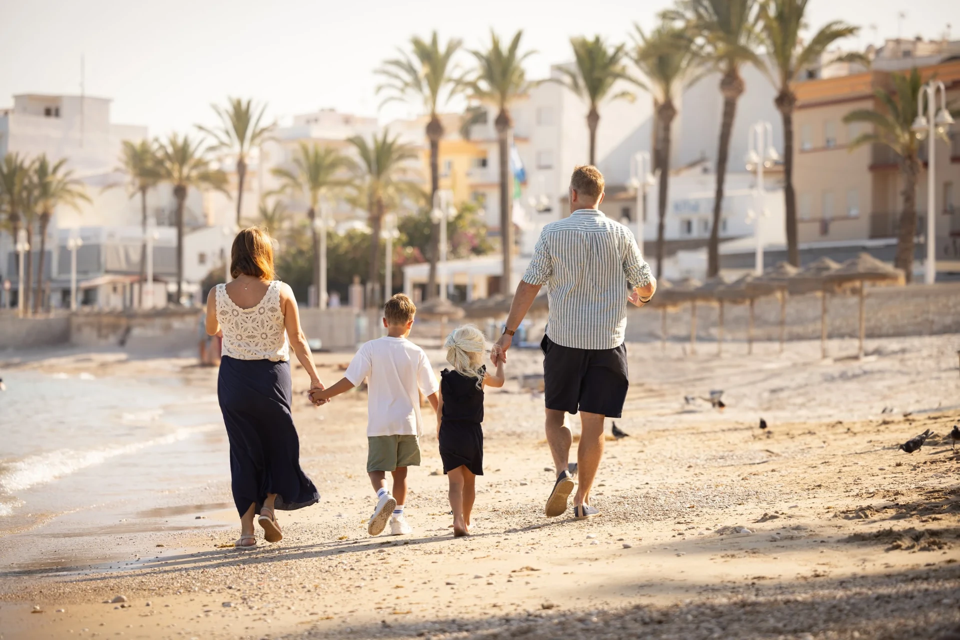 La familia de Jon y Stéphanie en la playa en España